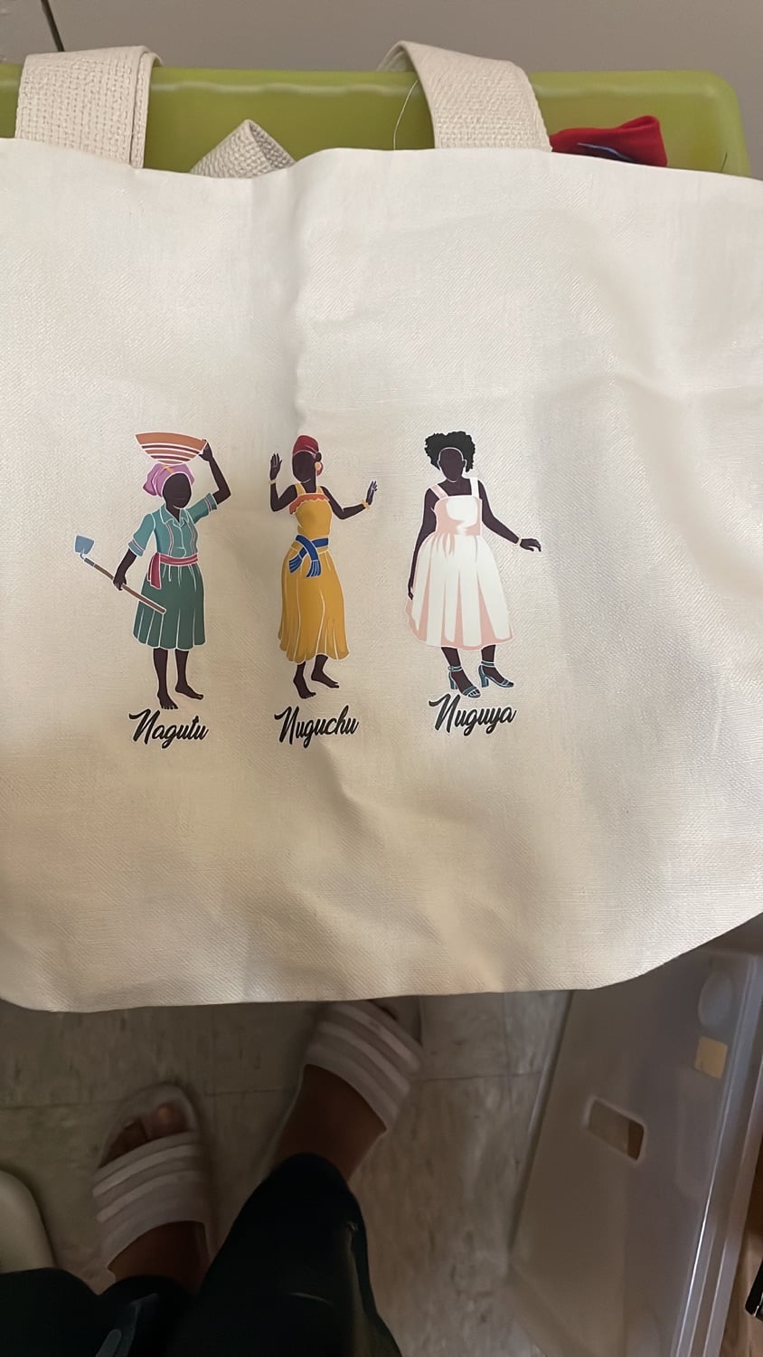 Un bolso de lona estampado con tres figuras garífunas.