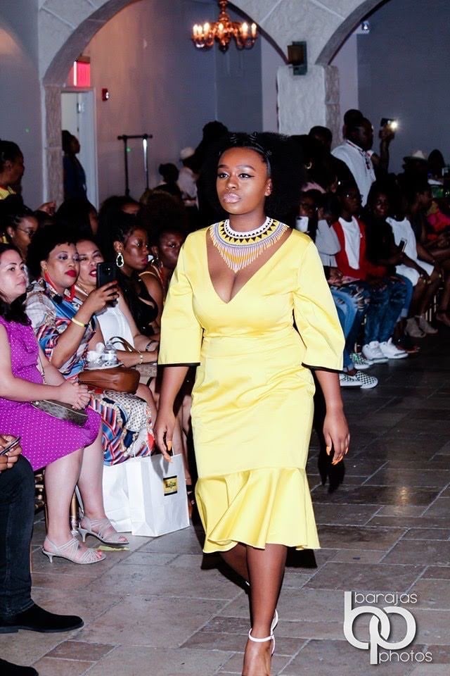 Un vestido amarillo con peplum en el desfile.