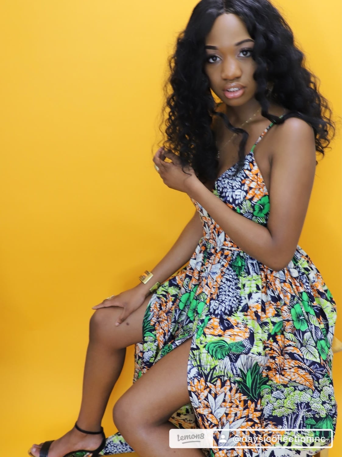 Un vestido de verano en estampado tropical, fotografiado sobre amarillo.