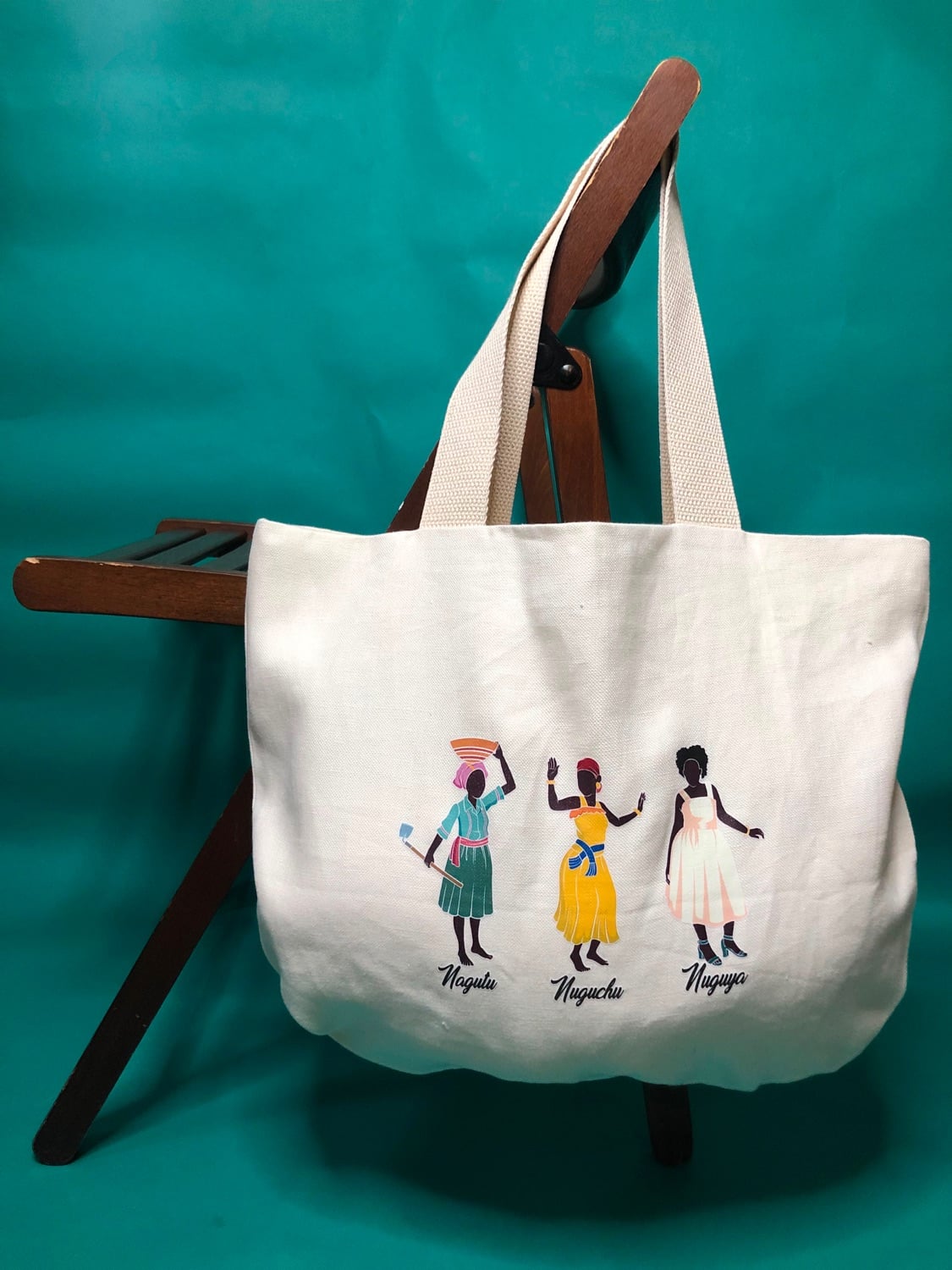 El mismo bolso, presentado sobre verde azulado.