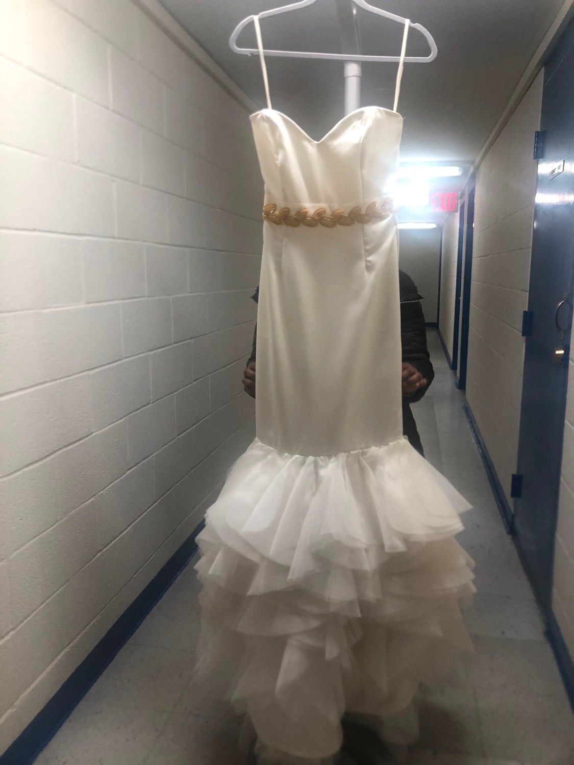 El mismo vestido, mostrando la cintura bordada.