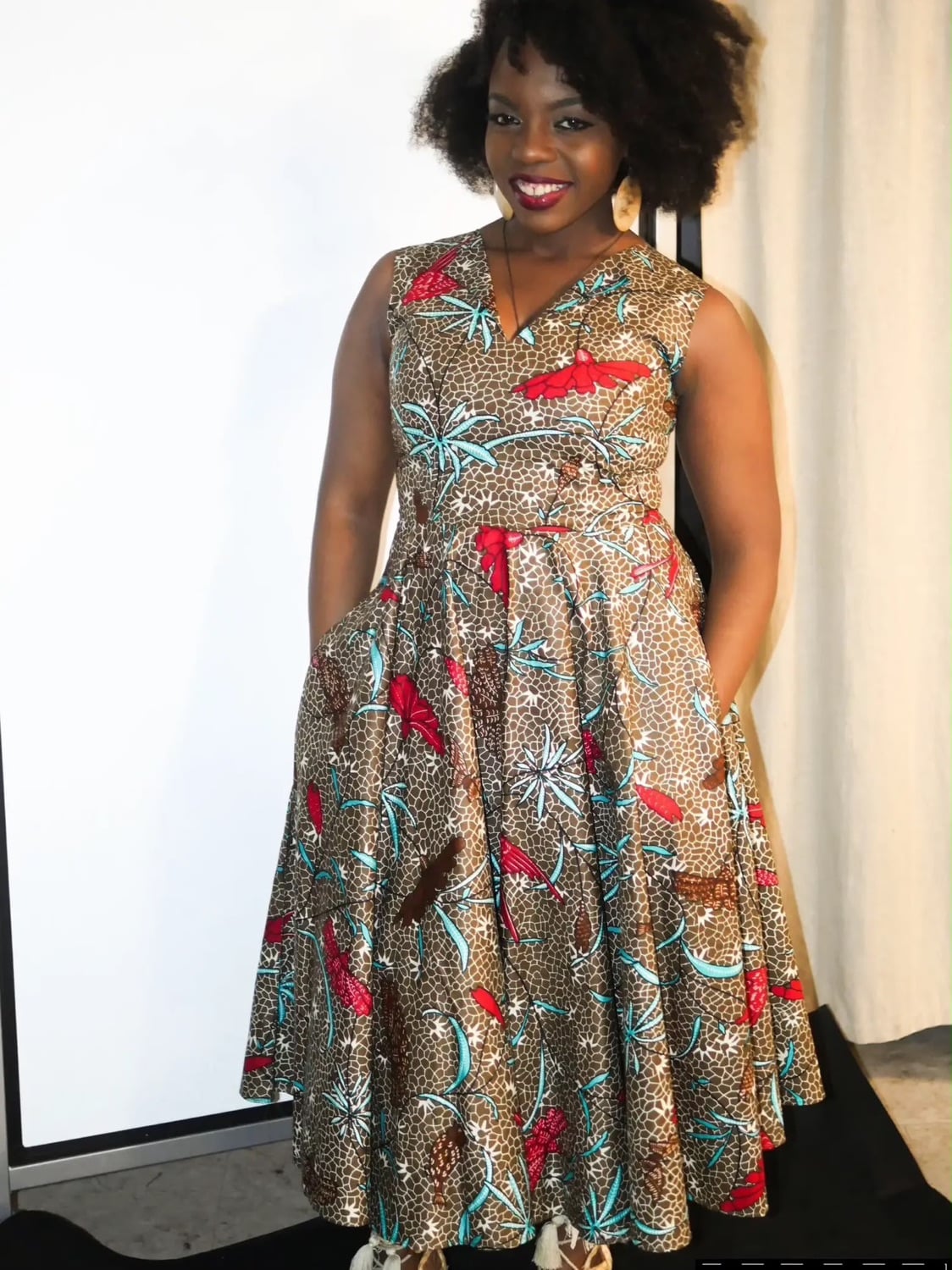 Un maxi en estampado dorado con cintura fruncida.