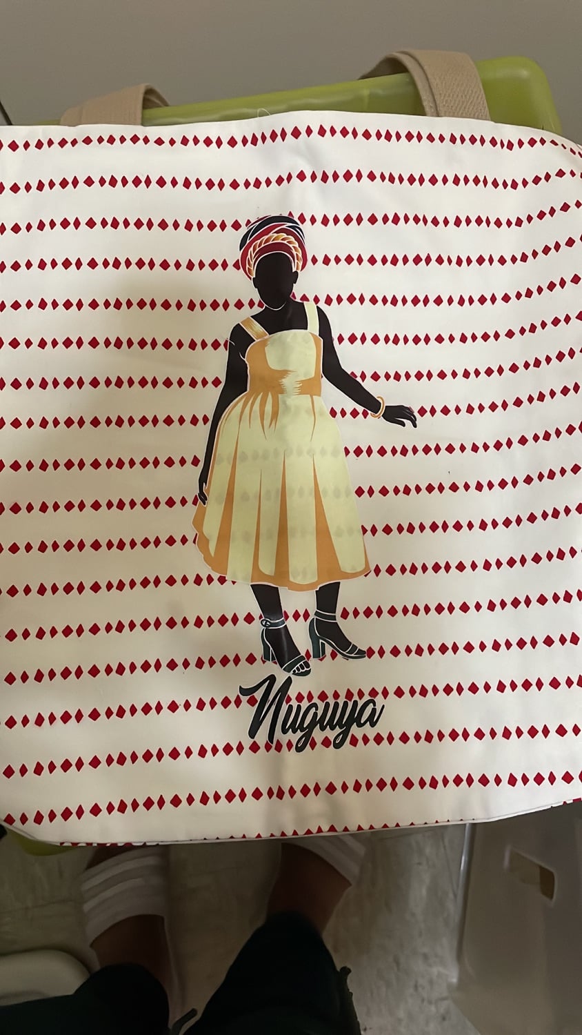 Nuguya, estampada sobre tela con lunares rojos.