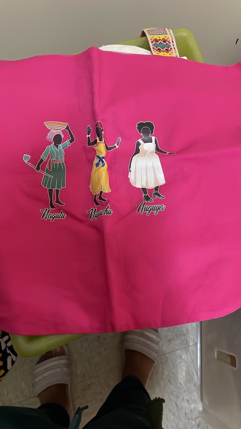 Tres figuras estampadas sobre algodón rosa.