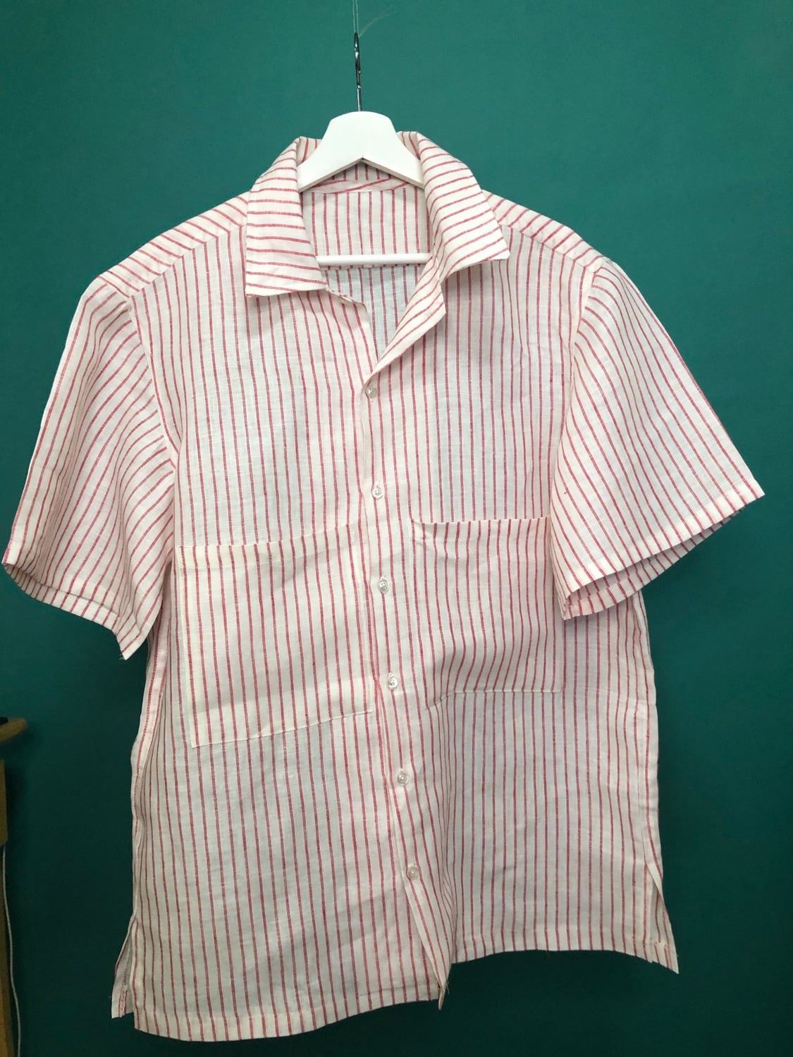 Una camisa campera a rayas, terminada y en el gancho.