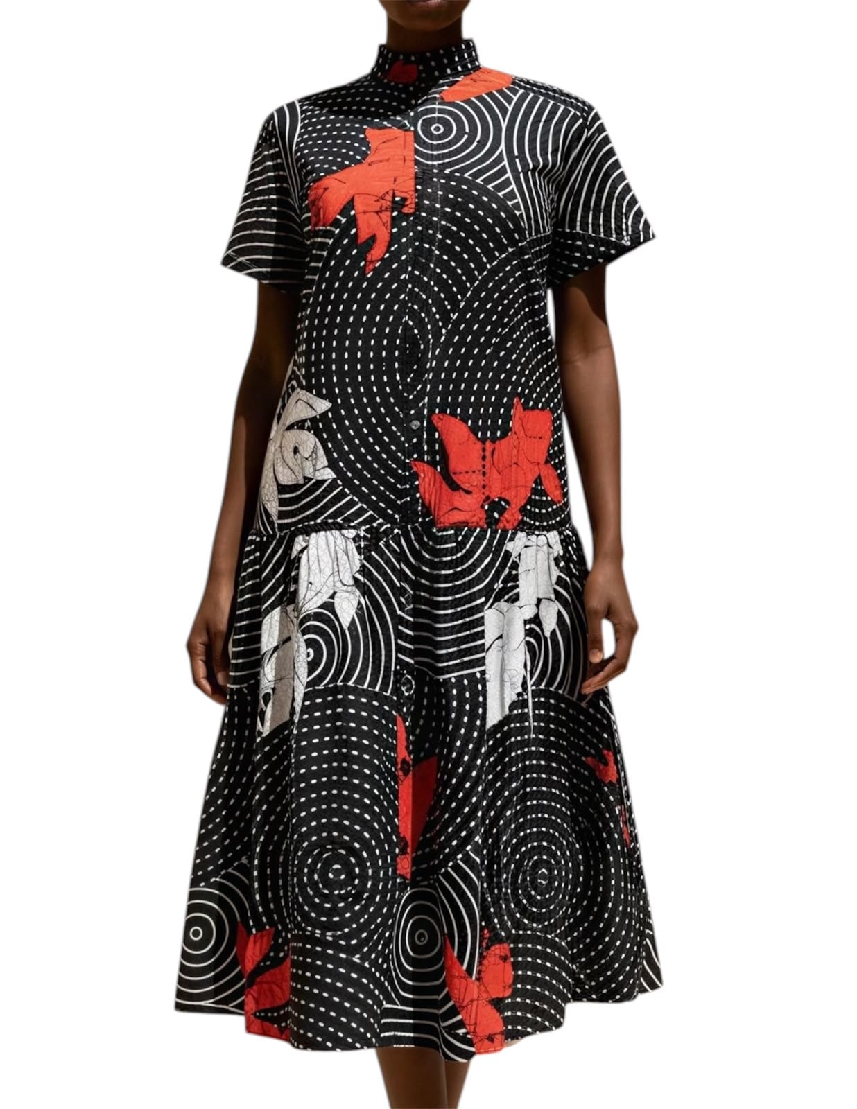El vestido camisero Sirena en batik negro con peces rojos, visto de frente.