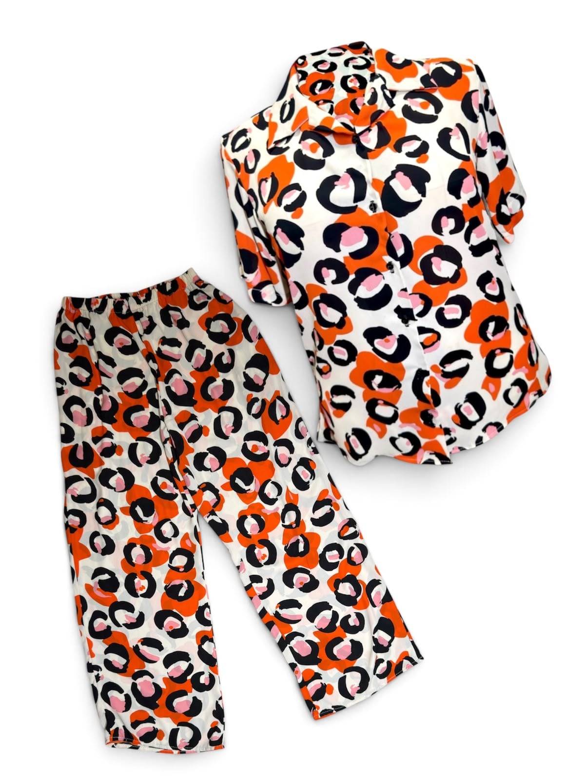 El conjunto Ocelote extendido: camisa campera y pantalón ancho corto en flor coral y negra sobre marfil.