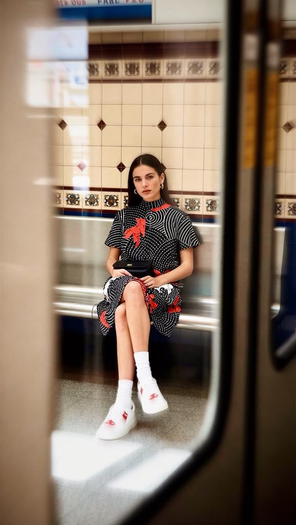 El vestido Sirena llevado en una banca del metro.
